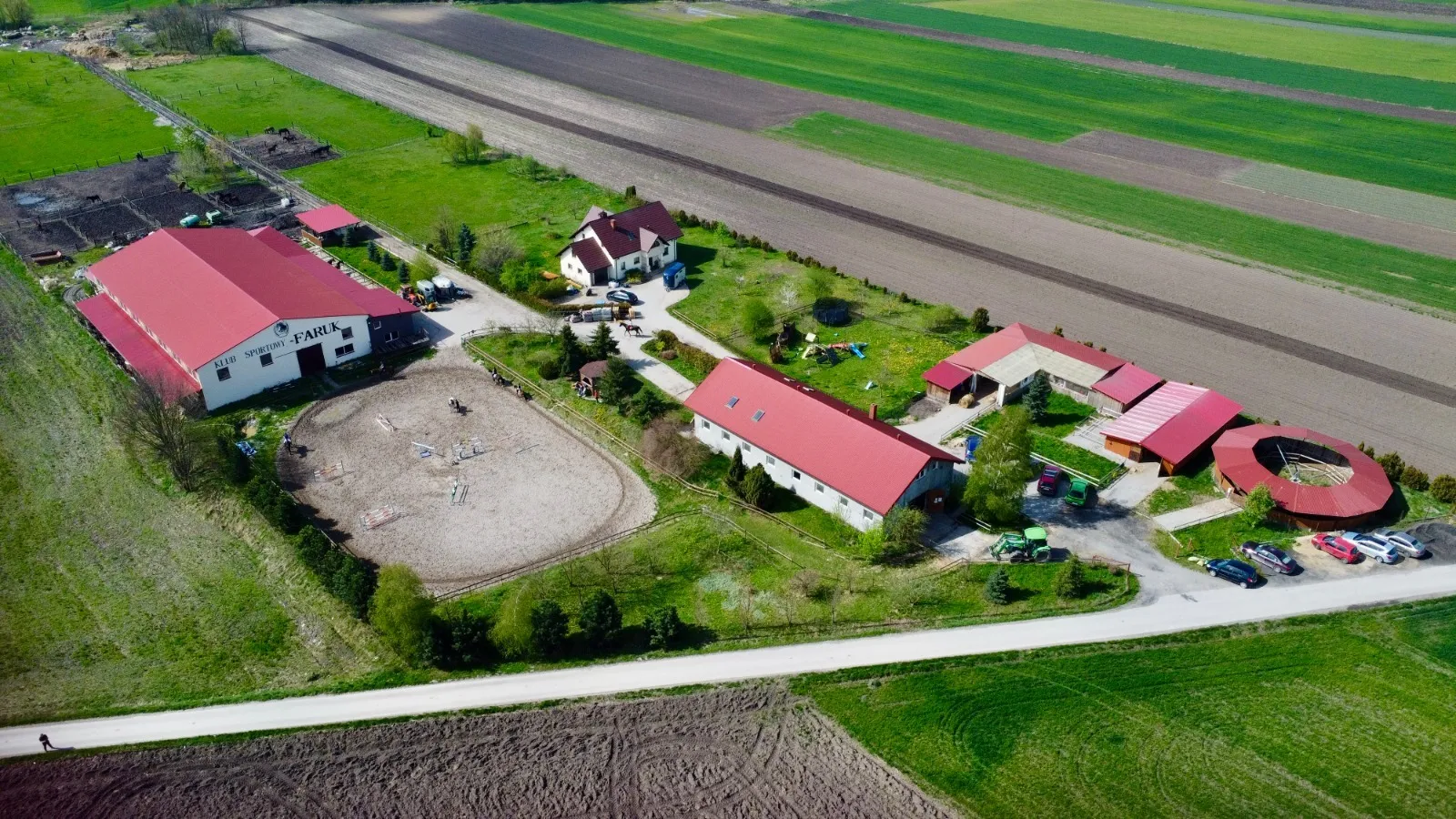 Pensjonat dla koni - hala, pastwiska, karuzela - północna strona Krakowa - zdjęcie 8